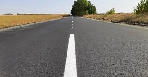 Кировоградщина: на трассе М-30 наносят холодным пластиком дорожную разметку