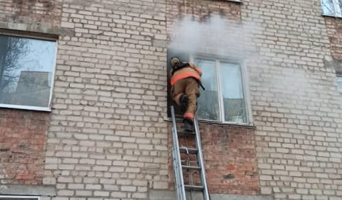 Без сознания женщину вынесли из горящей квартиры на Кировоградщине