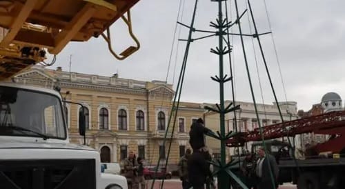 В Кропивницком устанавливают новогоднюю елку
