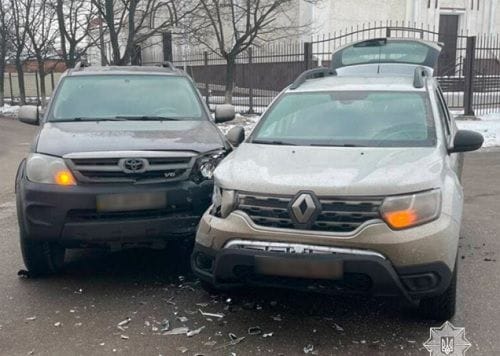 В Кропивницком два кроссовера не поделили дорогу