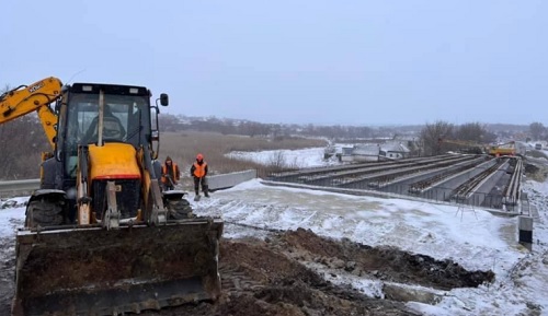 Дорожники продолжают ремонт моста в Куколовке