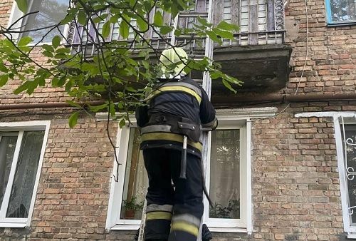 На Кіровоградщині рятувальники через балкон потрапили до квартири, де перебував непритомний чоловік