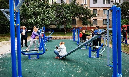 На Кіровоградщині відкрили перший дитячій тренажерний майданчик