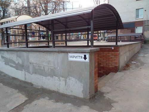 В Кропивницькому з’явилась перша зупинка з укриттям