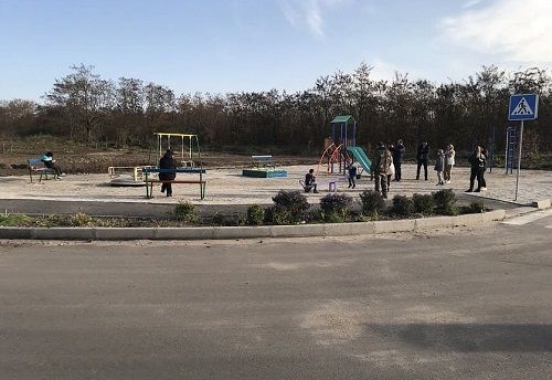 На мікрорайоні Кущівки встановили дитячий майданчик