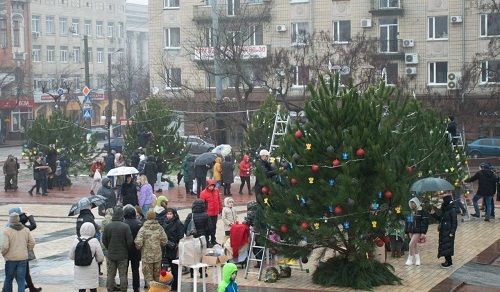 В Кропивницькому прикрасили 12 ялинок