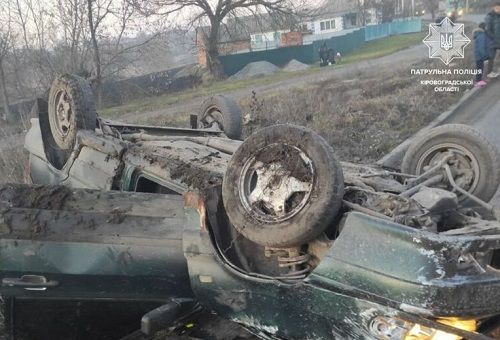 На Кіровоградщині водій не впорався з управлінням і перекинув автівку