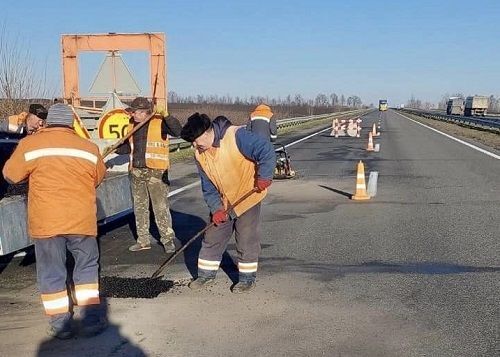 На Кіровоградщині дорожники взялись за ямковий ремонт