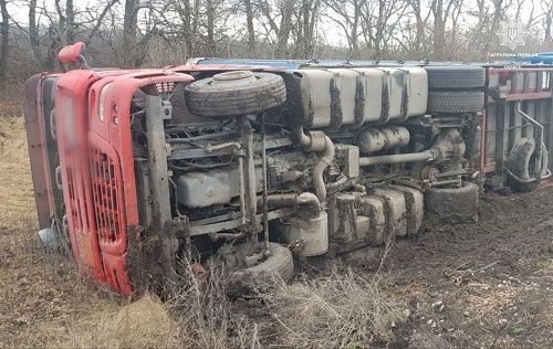 На Кіровоградщині перекинулась вантажівка