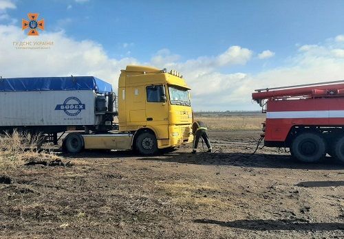 На Кіровоградщині рятувальники тричі витягали машини з багнюки