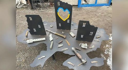 Ковалі зі Знам’янки створили інсталяцію з уламків снарядів