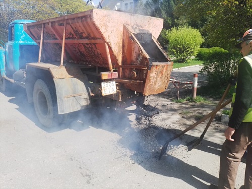 Виконали вимогу кропивничан: комунальники асфальтують ями в місті