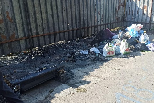 В Кропивницькому невідомі підпалили сміттєві баки і пошкодили автівку