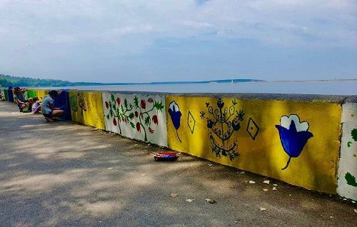 В Світловодську на набережній розмалювали бетонні плити