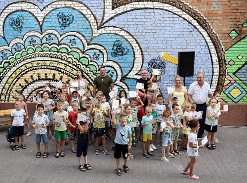 В Кропивницькому дітям захисників і переселенцям вручили рюкзаки