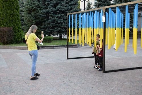 В Кропивницькому до Дня державного прапору встановили патріотичну інсталяцію