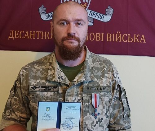 Захисник з Олександрії отримав державну нагороду від Валерія Залужного