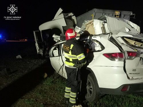 Влетіли у вантажівку: на Кіровоградщині в аварії загинули двоє чоловіків