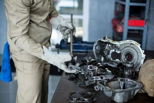 Сравнительный анализ: оригинальные и б:у запчасти Volkswagen / Фото: peoplecreations freepik.com