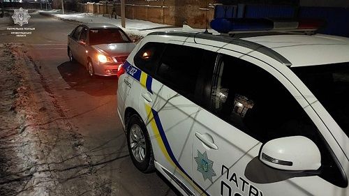 Кропивницькі патрульні допомогли водію відбуксирувати зламану автівку