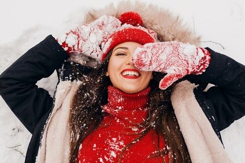 Дівчина в шапці