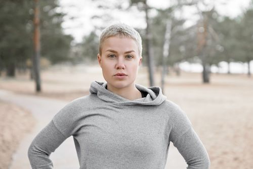 Выбрать спортивную женскую кофту: что нужно учесть