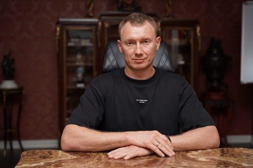 Машини, прикраси, годинники: депутат міськради Кропивницького показав свої статки