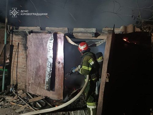 На Кіровоградщині бійці ДСНС врятували мати і дитину з вогню