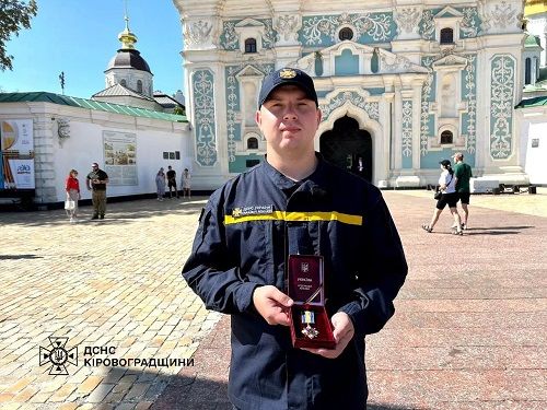 Зеленський нагородив орденом «За мужність» рятувальника з Кропивницького