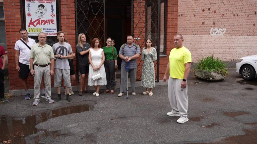 Військові й батьки вихованців спорткомплексу "Ікар" проти його закриття