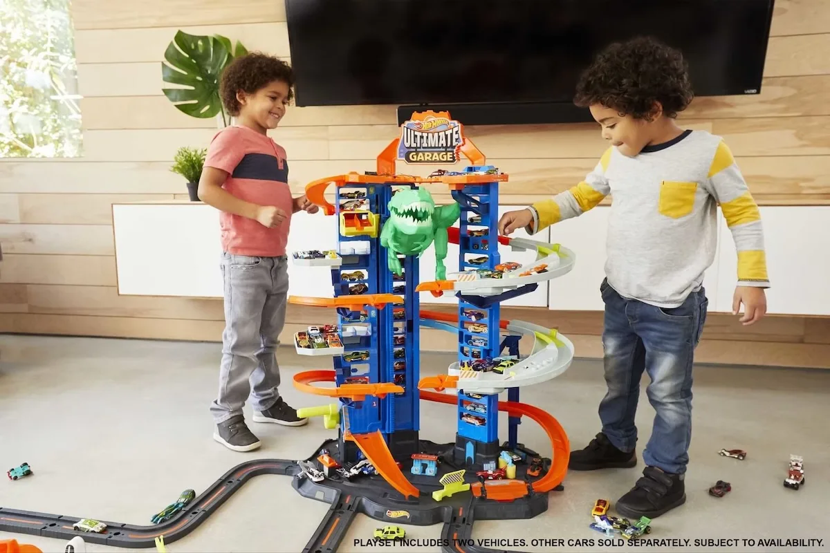 Кто быстрее — машинка или Robo T-Rex? Кто быстрее — машинка или Robo T-Rex?